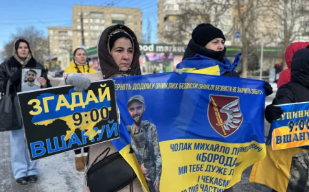 Mykolaiv residents hold minute of silence to honor fallen soldiers